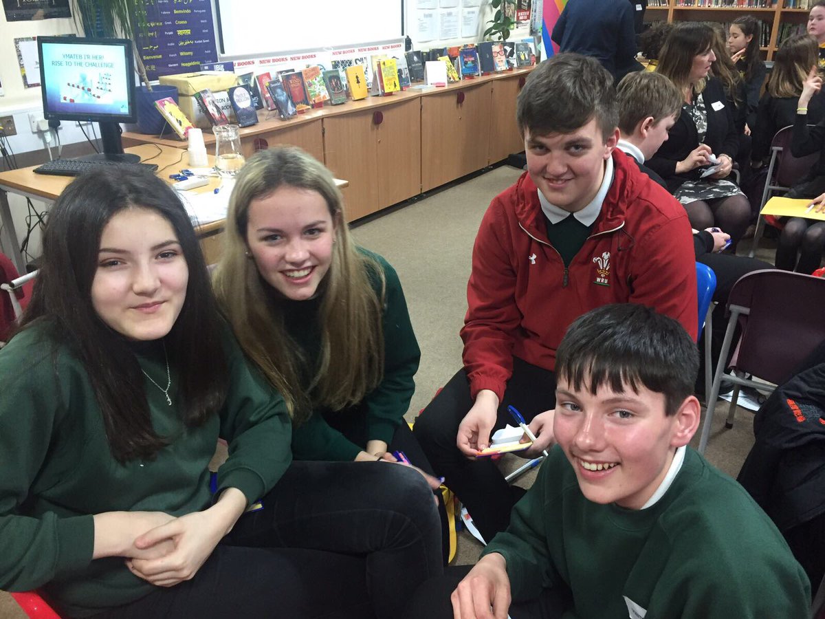 YsgolGlanymor's tweet photo. Rhai o ddisgyblion blwyddyn 9 yn derbyn hyfforddiant llysgenhadon iaith #dysguFfrangegSbaenegacAlmaeneg.
#PLATraining @routescymru https://t.co/yLFKqiBiMv