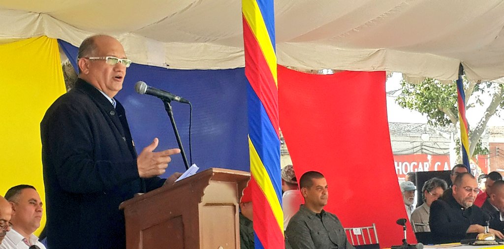 MetroMaracaibo_'s tweet photo. #AHORA "El #4F fue generado tras gobiernos con políticas neoliberales. Entregaban nuestras riquezas. Hugo Chávez nos dio una lección de coraje y valentía", Eduardo Labrador, Pdte. del @Clezulia https://t.co/G6edQk4nXv