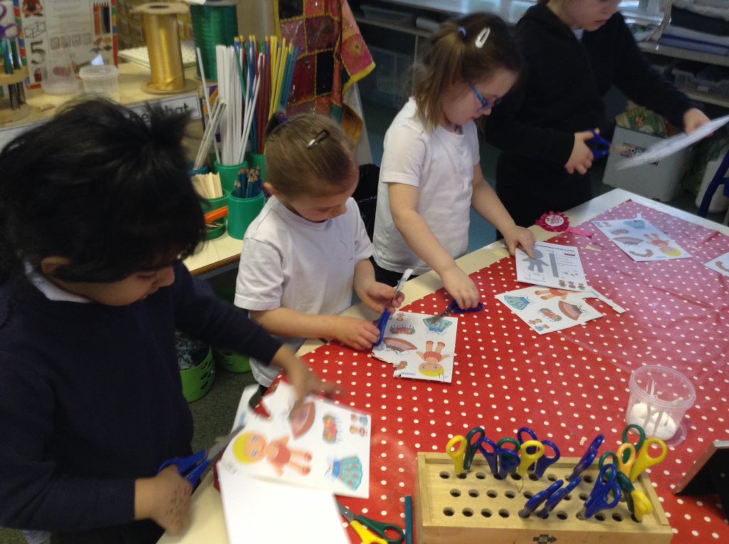 IPMATGawthorpe's tweet photo. #GCAreception #GCAbritishvalues
Lily's mum came into class to raise our awareness about life in Poland . https://t.co/xtZVzqXrin