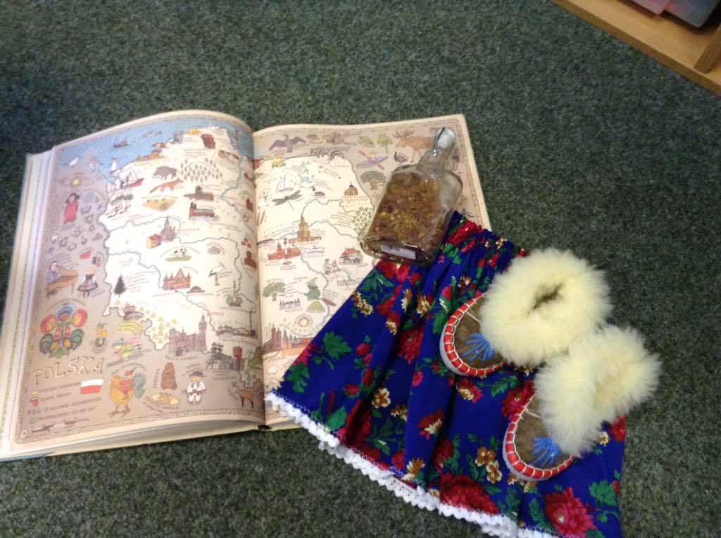 IPMATGawthorpe's tweet photo. #GCAreception #GCAbritishvalues
Lily's mum came into class to raise our awareness about life in Poland . https://t.co/xtZVzqXrin
