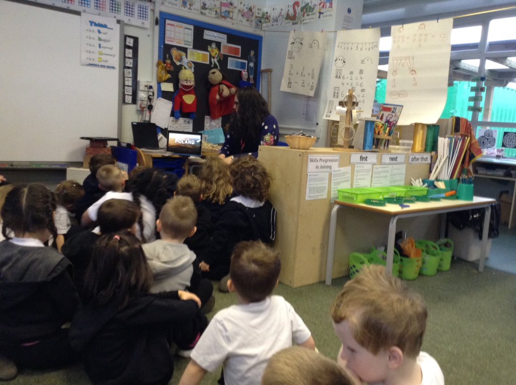 IPMATGawthorpe's tweet photo. #GCAreception #GCAbritishvalues
Lily's mum came into class to raise our awareness about life in Poland . https://t.co/xtZVzqXrin