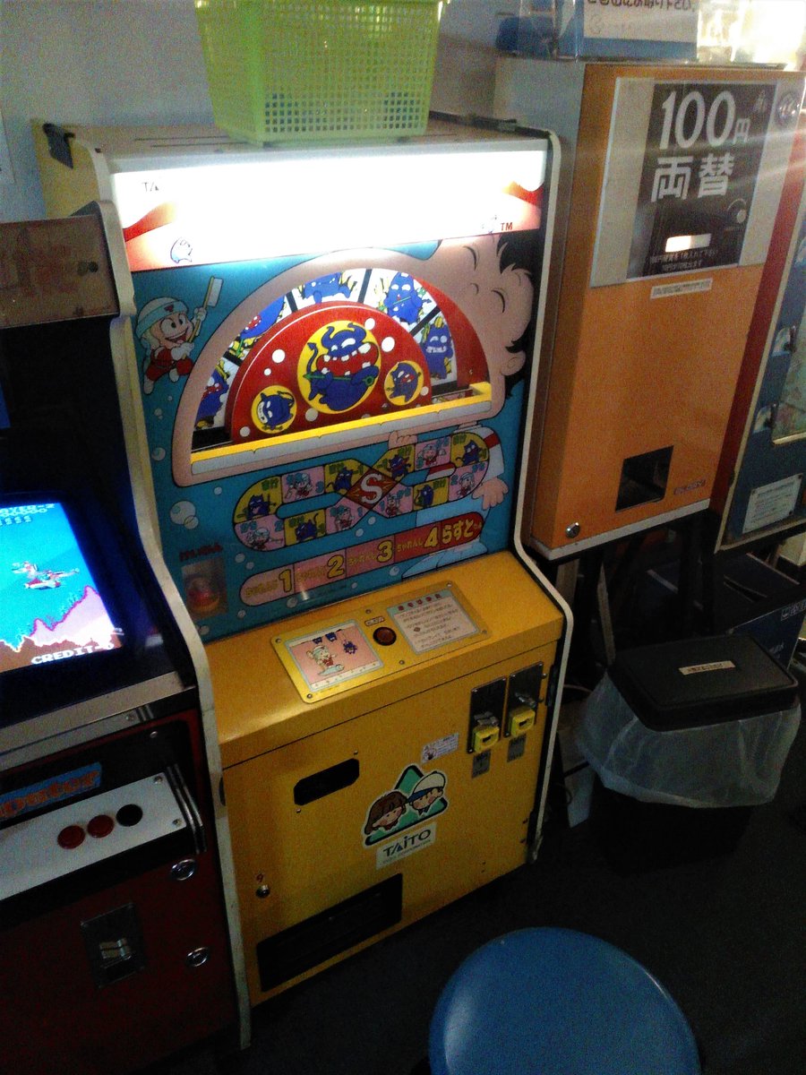 けんつ タイトーの ちびっ子シリーズ ムシンバは 1プレイ30円 4プレイ100円 1プレイで5回までルーレットにチャレンジでき かち を5ポイント貯められれば景品獲得だ まけ に止まるとマイナス ルーレットの中央 S に止まれば 景品の一発getもある