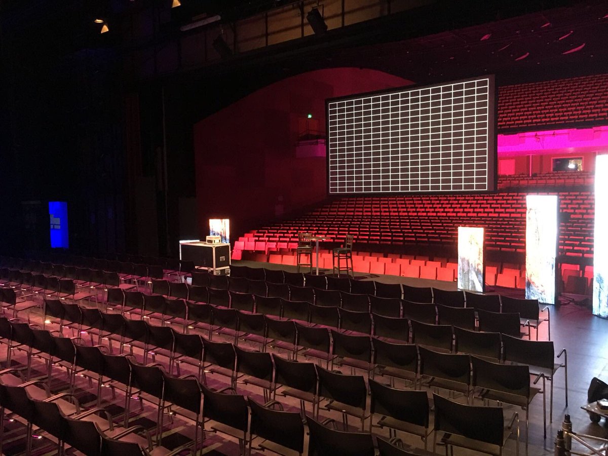 Martiniplaza's tweet photo. Onze partner @BanoPro creëert deze unieke ‘college tour’ setting op het toneel van onze theaterzaal. Dat allemaal voor de exclusieve lezing van #ErlandGaljaard vanavond. 
#erzijnnogkaarten https://t.co/3HdczmcX0A