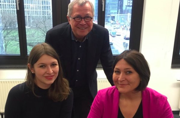 LPRS_eV's tweet photo. Der #LPRS zu Gast bei @KohlPR! Unsere Aktive Anna war bei der Berliner Unternehmensberatung zu Besuch und hat mit ihnen für das @prjournal über die Arbeit der #PublicAffairs und Erwartungen an den #PRNachwuchs gesprochen https://t.co/d4JMBT6AgV https://t.co/r1zaSTCyki