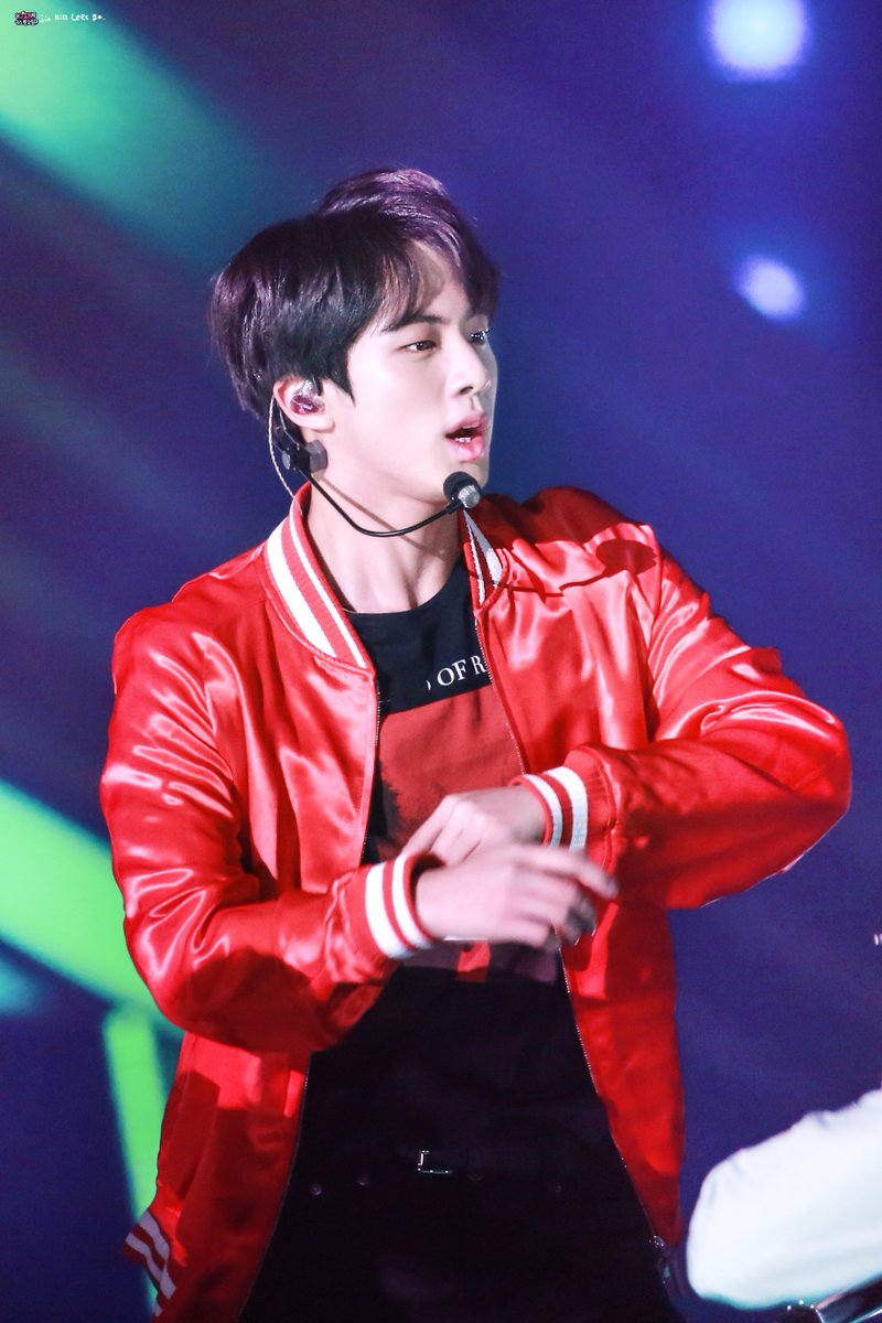 jinKissLetsgo's tweet photo. 180125 SMA HD✨
Life will happy if a red meet a blue.
#김석진 #진 #석진 #JIN #BTS #방탄소년단 #jinKissLetsgo @BTS_twt https://t.co/NRehiDS1K2