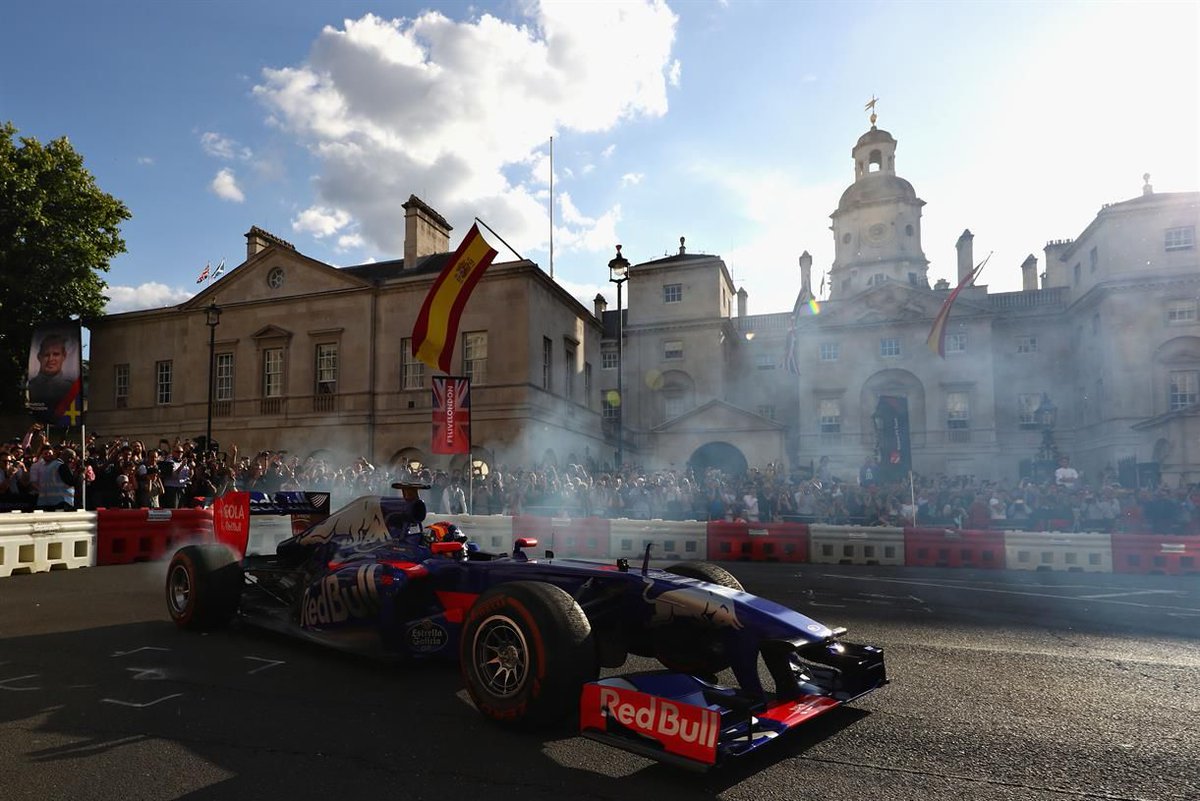 CampaignBrands's tweet photo. How the end of F1's grid girls marks a wave of change for sporting events suppliers https://t.co/u1Smu092Fl by @YasminArrigo https://t.co/gdUnsr3TXM