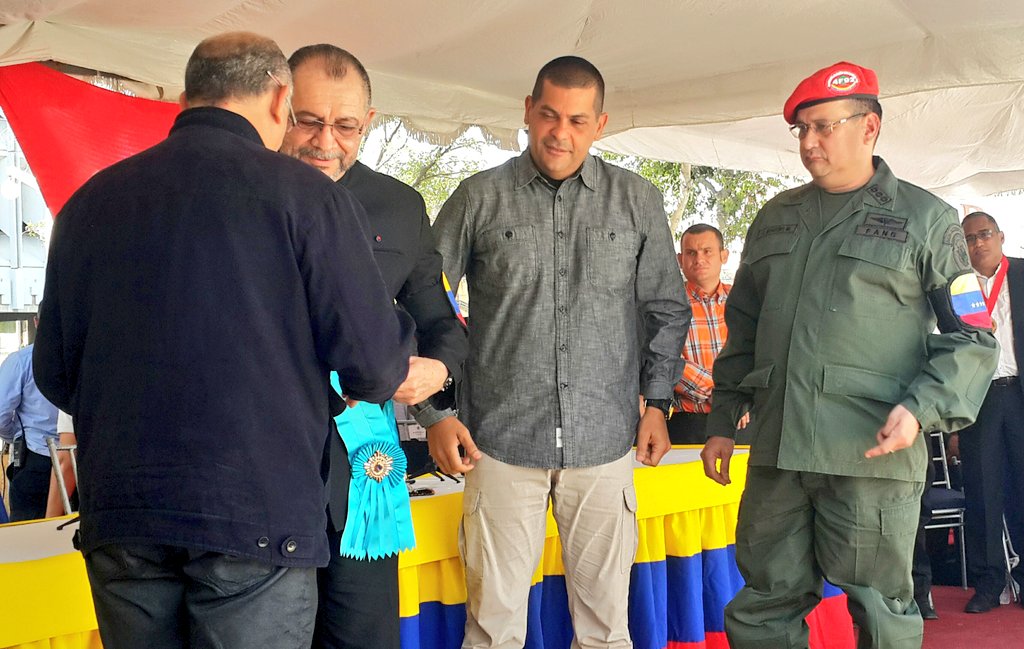 MetroMaracaibo_'s tweet photo. #AHORA @OmarPrietoGob y @CleZulia otorgan la Orden del Lago de Maracaibo en su primera clase y la Orden al Mérito Ciudadano al mayor Jorge Durán Centeno por su participación en el movimiento del #4F https://t.co/C0SrLJF3ts