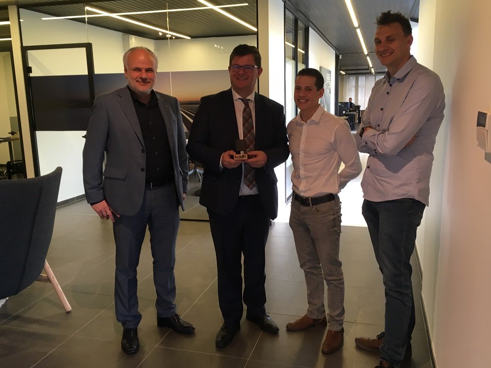 IlumenBelgium's tweet photo. Minister @Barttommelein enthousiast over productinnovaties iLumen https://t.co/CrfWwjZDcU  #PIDbox #iLubat #iLumen #Tommelein #innovatie https://t.co/v7PLUshFPC