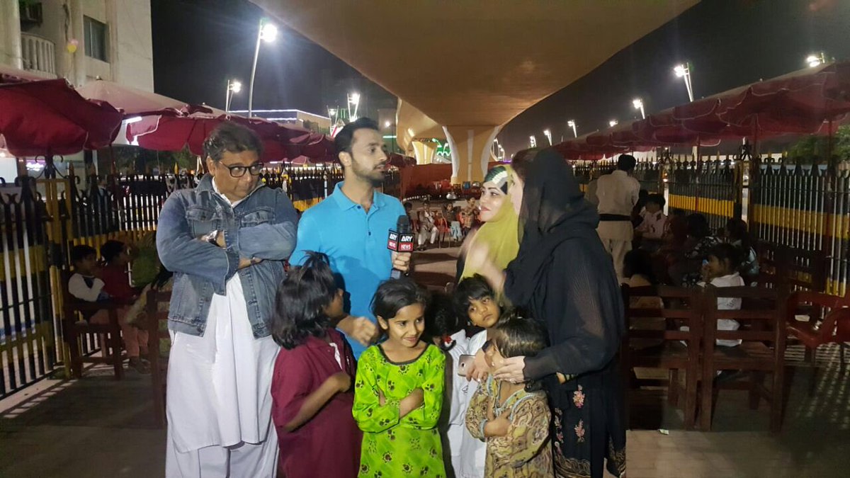 WaseemBadami's tweet photo. #11thHour tonight from Footpath school of Karachi https://t.co/6eIaCWgoGM