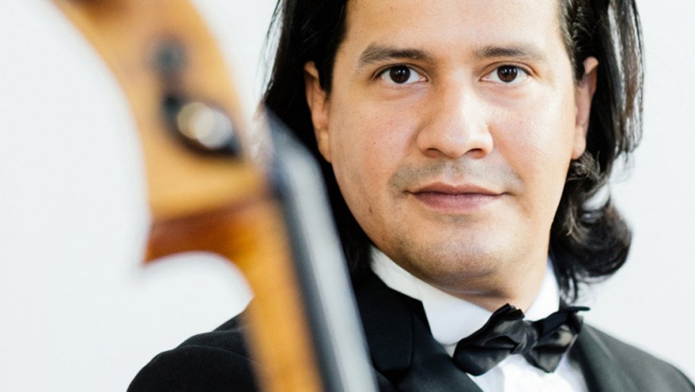 Cellisten Claudio Bohórquez ersätter Anderas Brantelid pga sjukdom. BACH!!! fyller konserthuset  helgen.  mynewsdesk.com/se/uppsalakons…