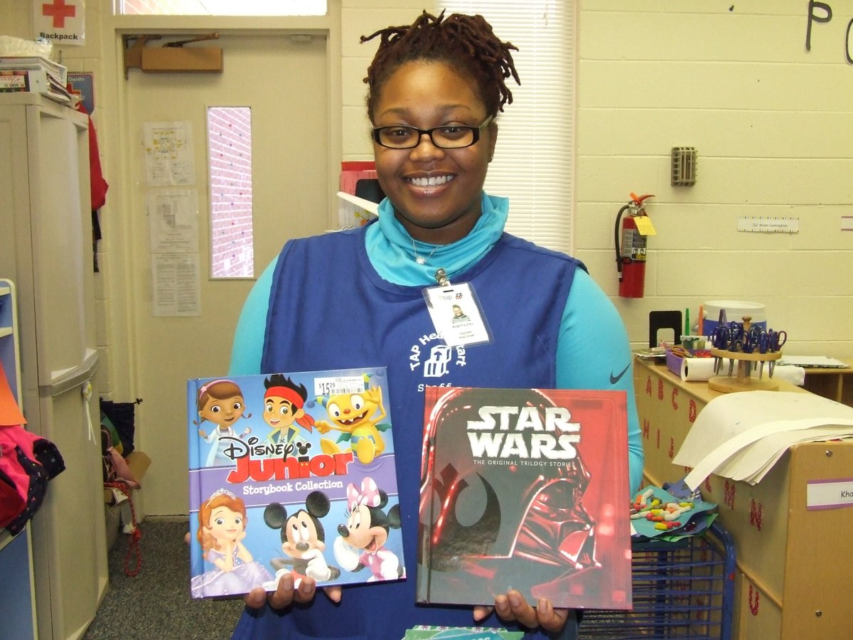 roanokepolice's tweet photo. Thanks to our outstanding #RPDreads partners @StarCityReads, we were able to make another book donation this morning to the awesome staff and kids @TAPin2Hope Raleigh Court Head Start! #RPDcommunity #Roanoke https://t.co/fo2BERLzTS