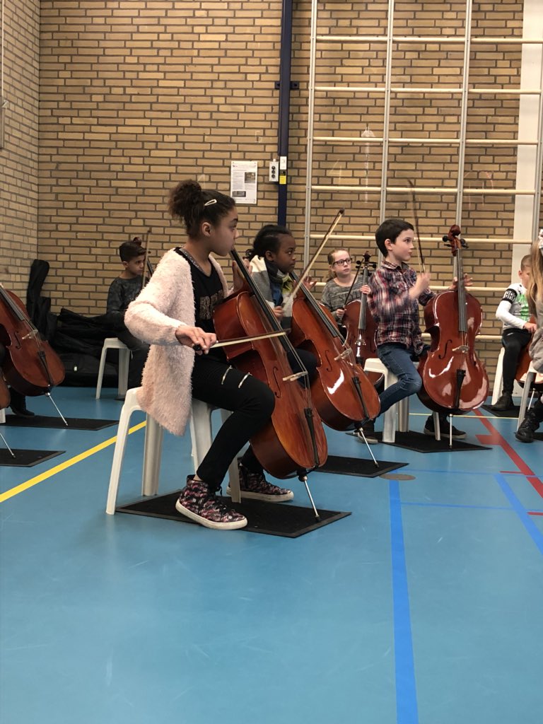 Obsdevoorzaan's tweet image. Vandaag samen met 60 ouders genoten van een muzikaal optreden van groep 5&amp;amp;6 en het Voorzaanschoolorkest. #muziekmaaktschool #ZaanPrimair