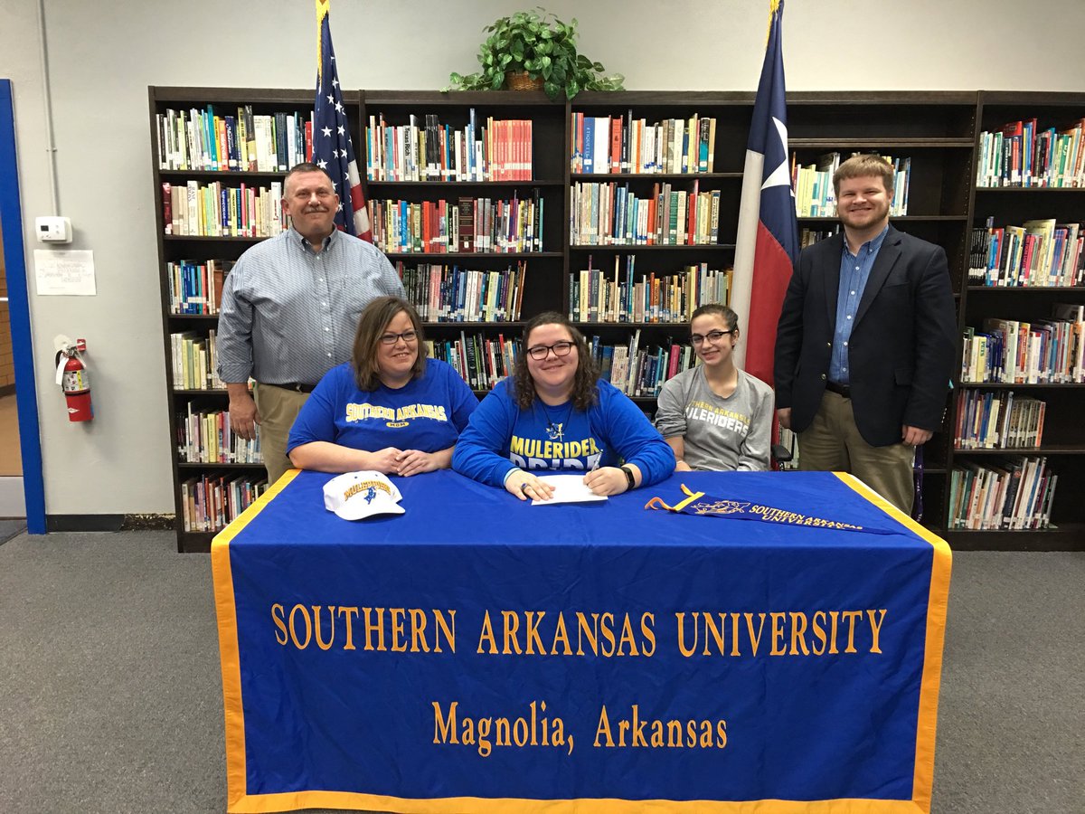 PaulHPewittHS's tweet photo. Congratulations to Megan Samaniego as she signs her scholarship from Southern Arkansas University @muleriders #MuleriderBand #PewittBand #CollegeBound https://t.co/JNKAaE1E7V
