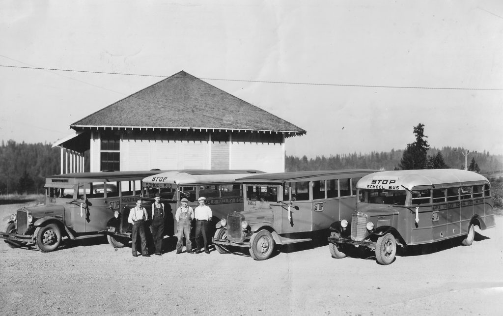 This is what school busses looked like in #MapleValley in 1939! 🚌ow.ly/1Tce30i4aCB #TBT #ThrowbackThursday #MV #Tahoma #TahomaSchoolDistrict #bus #schoolbus #schoolbusses #busses