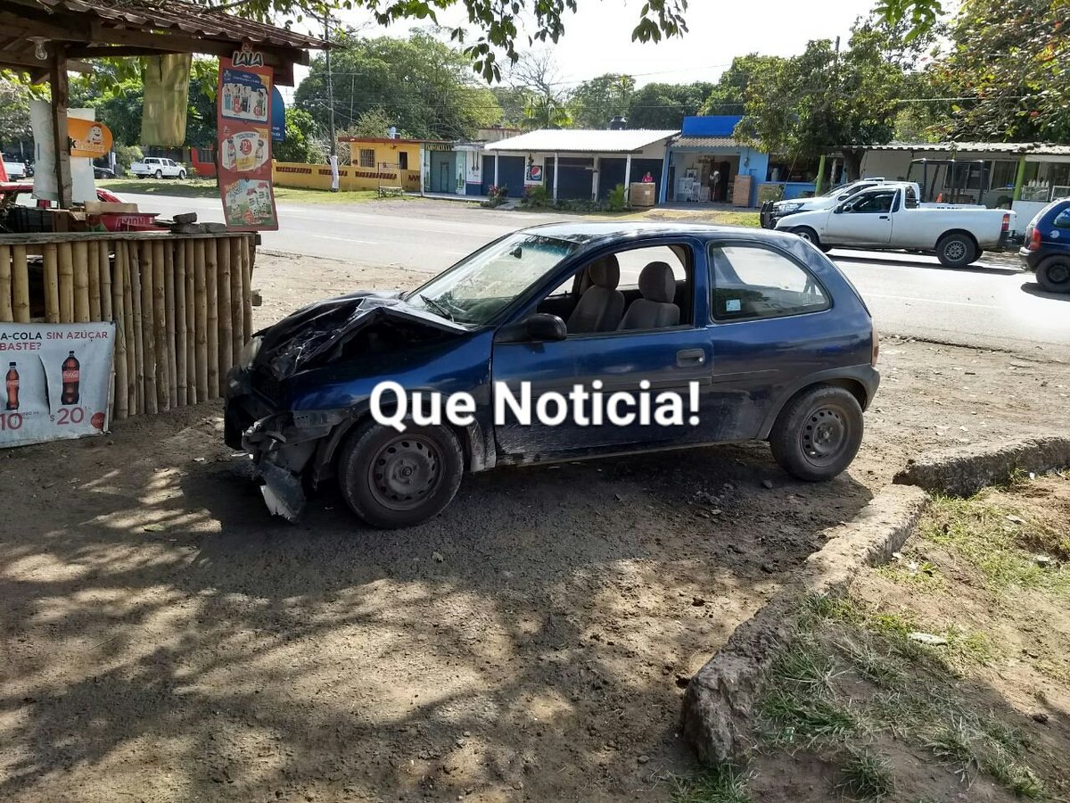 QueNoticiaVer's tweet photo. Accidente en Medellin!

Un motociclista se impacto de frente contra un automóvil Chevy en la carretera Veracruz -Alvarado a la altura de comunidad "La Laguna".
@PoloDeschamps @DunyaskaPANVer @emergenciasver @enteratver @vialver https://t.co/tTYMTJUr3c