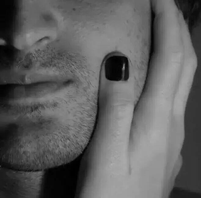 في حبك القلب .. متعلّق و متشبّك
يا أول الناس في قلبي ... وآخرها
أتنفسك و أعشقك وأغليك وأحبك
والروح لـ عيونك الثنتين آسرها ❤