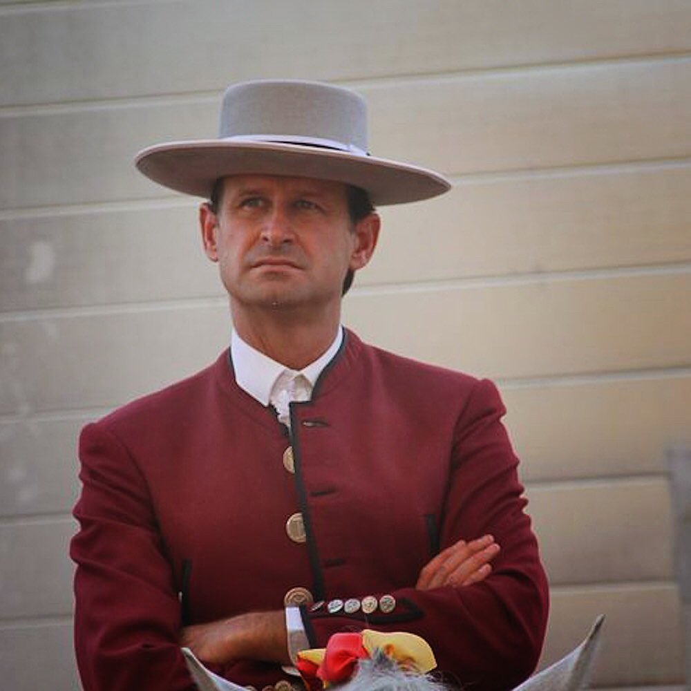 Los jóvenes no van a los toros primero porque es muy caro y también porque no hay motivación. A la gente hay que sacarla más de la ciudad, que conozca cómo es la vida en el campo, cómo es la vida del toro, del caballo. Se entenderían muchas cosas. 
Antonio Domecq