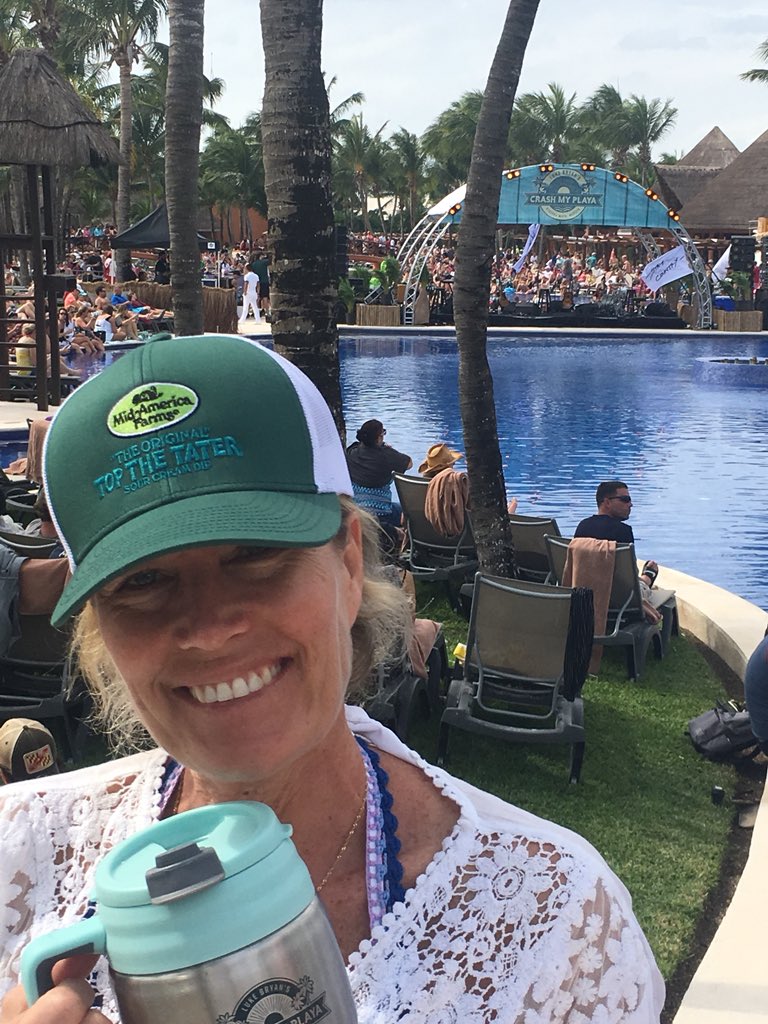 thwhit's tweet photo. @tonkagal @topthetater @crashmyplaya  Living large at Crash My Party in Playa Del Carmen! https://t.co/mBtSwqiYml