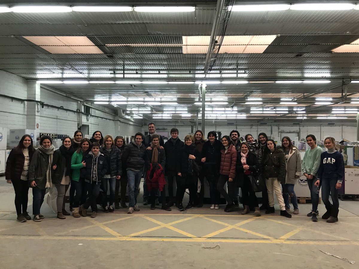 apaorvalle's tweet photo. Familias de @colegio_orvalle  colaborando con Banco de Alimentos. #voluntariadofamiliar. https://t.co/1b7nDgVhCu