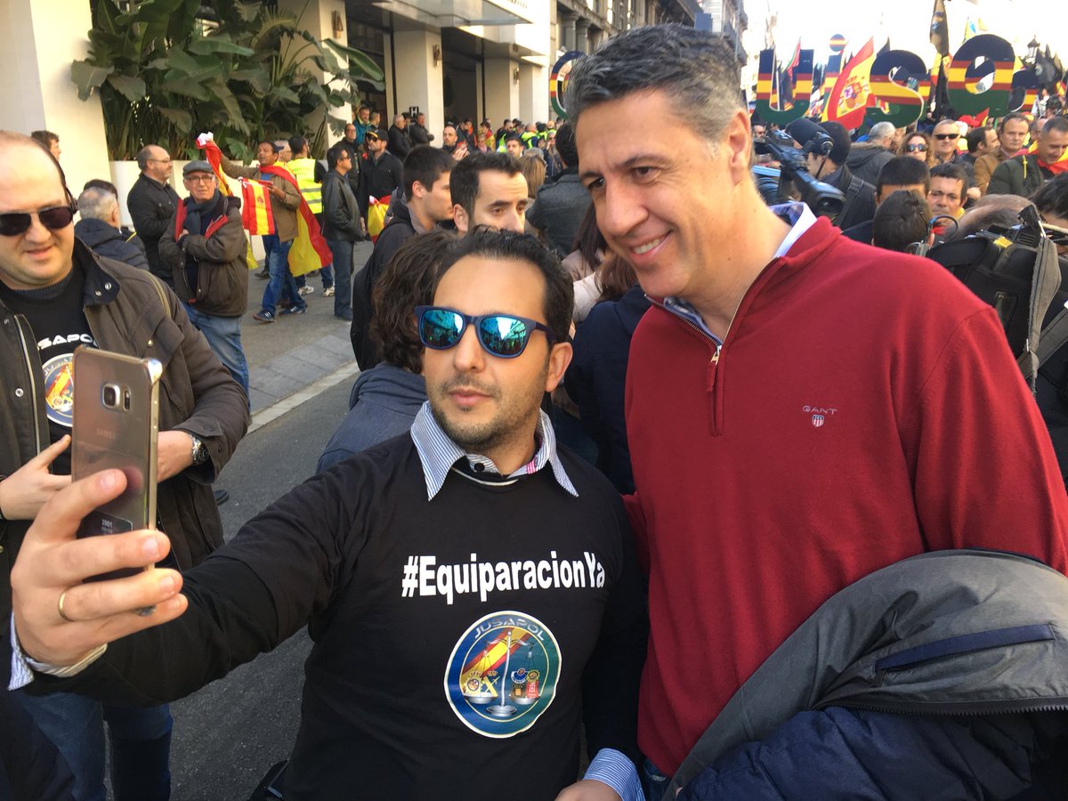 Albiol_XG's tweet photo. Acompañando a nuestra @guardiacivil y @policia en su justa petición de equiparación salarial. Mismo trabajo que otras policías como Mossos mismo sueldo #EquiparaciónYa https://t.co/Y6hpcmZpmR