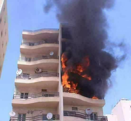 teroretavizyok_'s tweet photo. Pkk'lılar birinci fotoğrafı kullanarak "Türk Ordusu Afrin'de sivillerin olduğu binayı vurdu" yalanını piyasaya sürüyorlar. Oysa ikinci resimden de anlaşıldığı üzere fotoğraf, 2016'da Kuveyt'te bir binada çıkan yangından.. 
Pkk=Yalan https://t.co/isTQh0OlAt