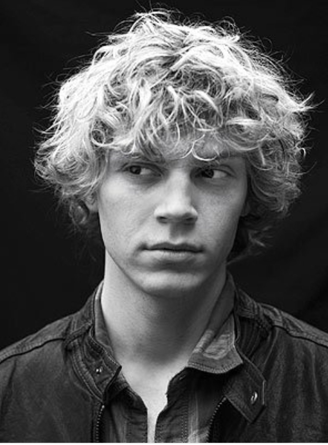 Happy birthday to the amazingly talented Evan Peters     
