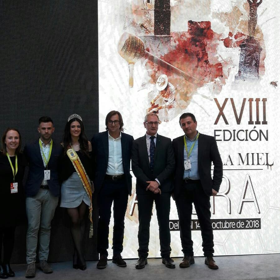 ayoraturismo's tweet photo. Intensa actividad de promoción turística de #Ayora en @fitur_madrid donde ayer se presentó el cartel de la XVIII feria El Primer Corte de la Miel y el vídeo #ayorainteresturistico 🍯🎬
Nos encontrarás en el stand @valenciaturisme de la @c_valenciana ¡ven a visitarnos! https://t.co/LRRbTq3vvb
