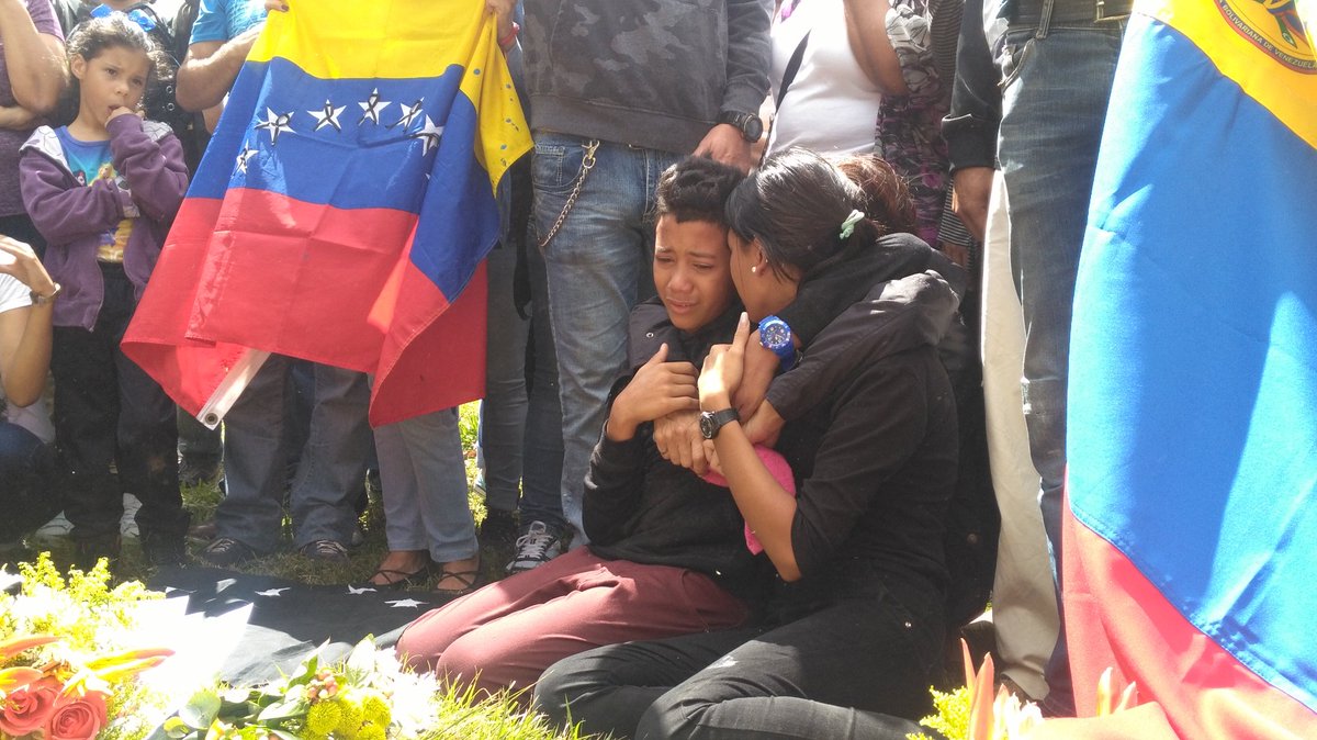 Rodolfochurion's tweet photo. Familiares de las víctimas de #MasacreDeElJunquito rinden homenaje en el cementerio.. Sus cuerpos fueron trasladados sin consentimiento https://t.co/RzAdlnHqLs