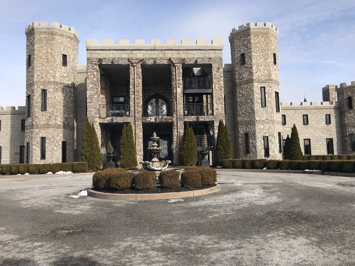 conniedepew's tweet photo. #anniversarynight at the #Kentucky #CastlePost #ifyoubuildittheywillcome A must see when visiting #luxurylife #dreamnight https://t.co/7kz16SisO1