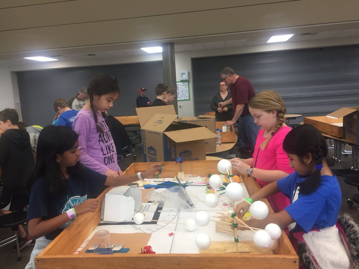TeachBenitez's tweet image. #WellsRobotics teams hard at work setting up their game tables! #Ecobot #RevealDay #STEM #ExploreWells @CFISDWells @cfisdmath @CFISDScience @AllEarthEcobot