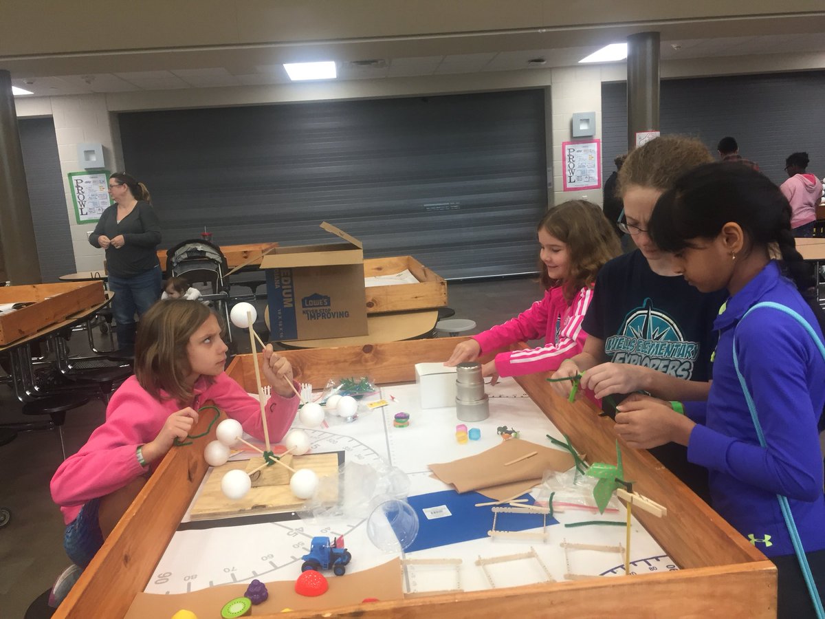 TeachBenitez's tweet image. #WellsRobotics teams hard at work setting up their game tables! #Ecobot #RevealDay #STEM #ExploreWells @CFISDWells @cfisdmath @CFISDScience @AllEarthEcobot