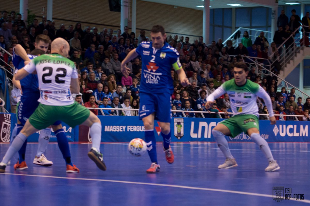 VinaAlbaliFS's tweet photo. |FOTOGALERÍA| 📸
1ª Parte
FS Valdepeñas - At. Mengíbar
#VamosMasseyCastro #FSVlive #ACPFSV #LNFS #FutsalHeart 💙 https://t.co/QFKqSBDfFy