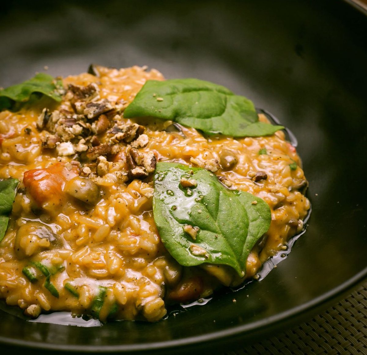 Un rico almuerzo "risotto de hongos, piquillos, espinacas, aceite de trufas y pecan"  en @puratascard instagram.com/p/BeLi3OQDM2O/