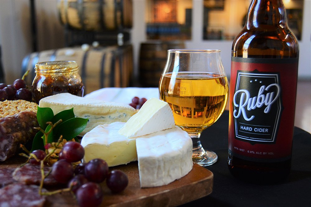 MTNWSTCider's tweet photo. YUM! #ThePerfectPair for #NationalCheeseLoversDay. Ruby pairs well with just about anything #noshame Cheers! #AskForRuby #AskForRubysFriends #pickcider #ciderselfie #ciderandcheese #mtnwstcider https://t.co/0h7VQXIiNN