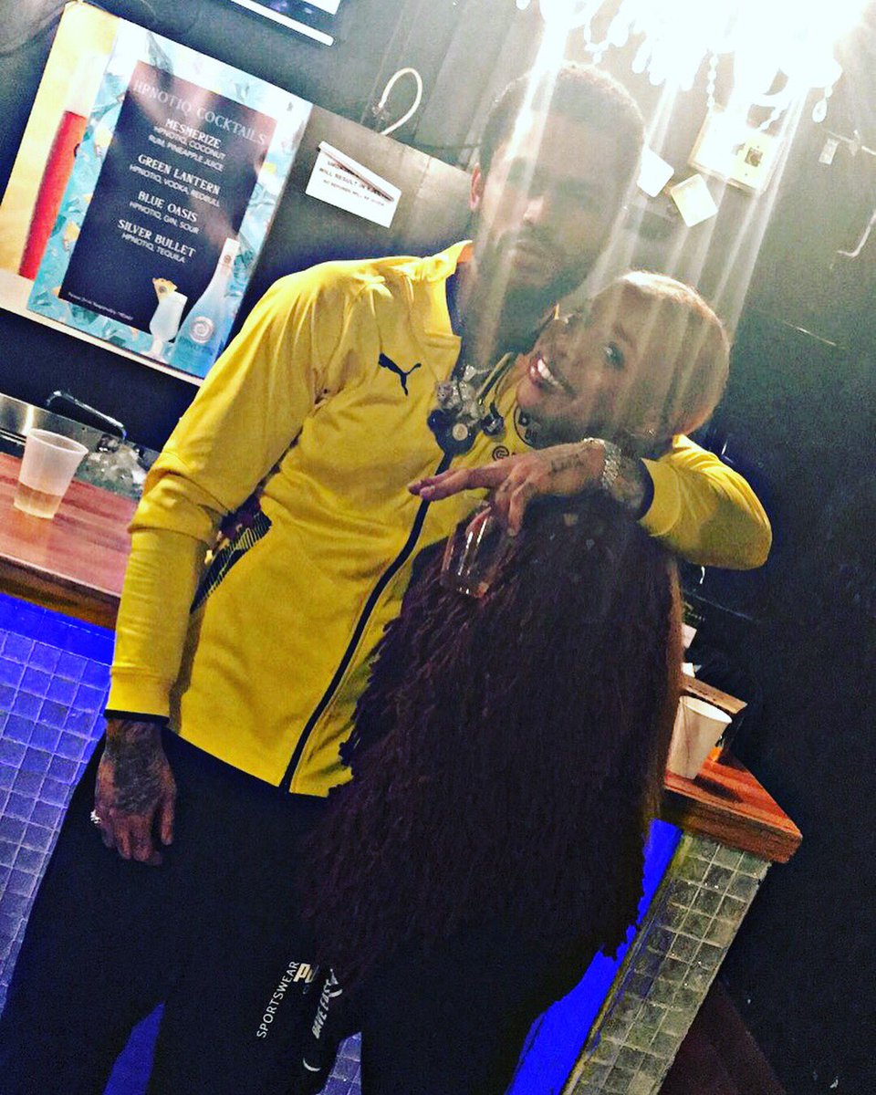 hidden_gem__'s tweet photo. 🤔 Idk If The Chandelier Was Hating😒 Or GOD Was Putting Some Light Into The Situation🙌🏽🌟💫 😅.... THE BEST NIGHT OF MY LIFE SO FAR💙😉 @DaveEast https://t.co/euoewcVrF9