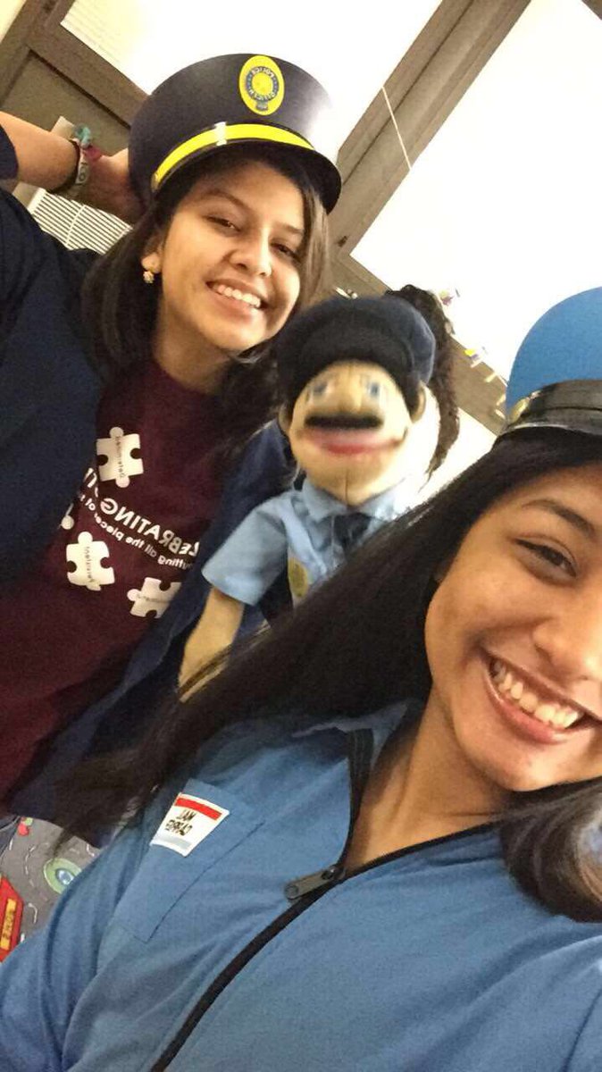mayeliux1's tweet photo. 👫Niñeras en la Escuela de Doble Alfabetización 
👭Babysitting at the School of Biliteracy @MEBClub #MortonPride #Lasmejores #OrgulloBilingue #Policias #nadiecomoellas #marionetas #mailcarriers #yaacabe #Adios https://t.co/EEuGRo9bKu