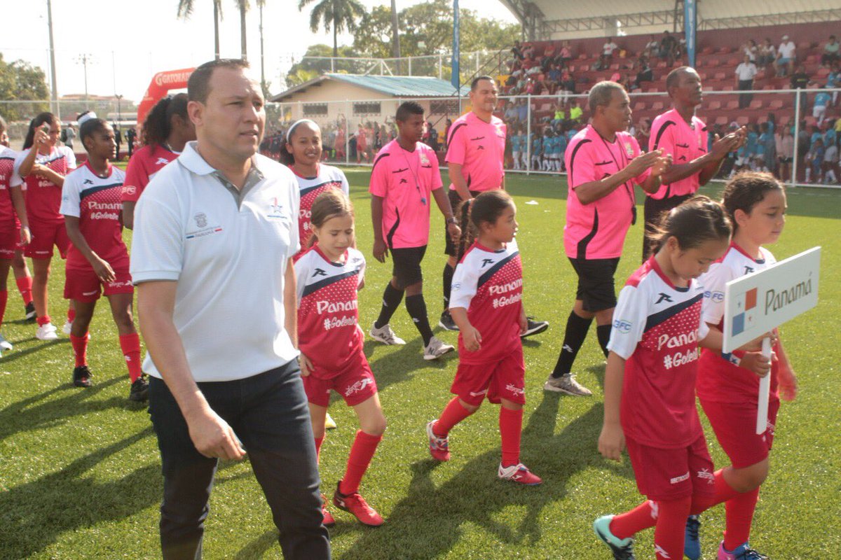 Que alegría compartir con cientos de niños y jóvenes que participan del #VeranoDeportivo en el Complejo de Santa Marta en San Miguelito. En este evento organizado como parte del #VoluntariadoPma se dictaron clínicas de fútbol, béisbol y otras disciplinas.