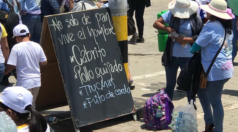 aciprensa's tweet photo. 😂 La creatividad de los vendedores de comida peruana brilla en Trujillo durante la visita de #FranciscoEnPeru #ModoPapa #MarcaPeru 📸 @YoDash https://t.co/JUgjEXVofo