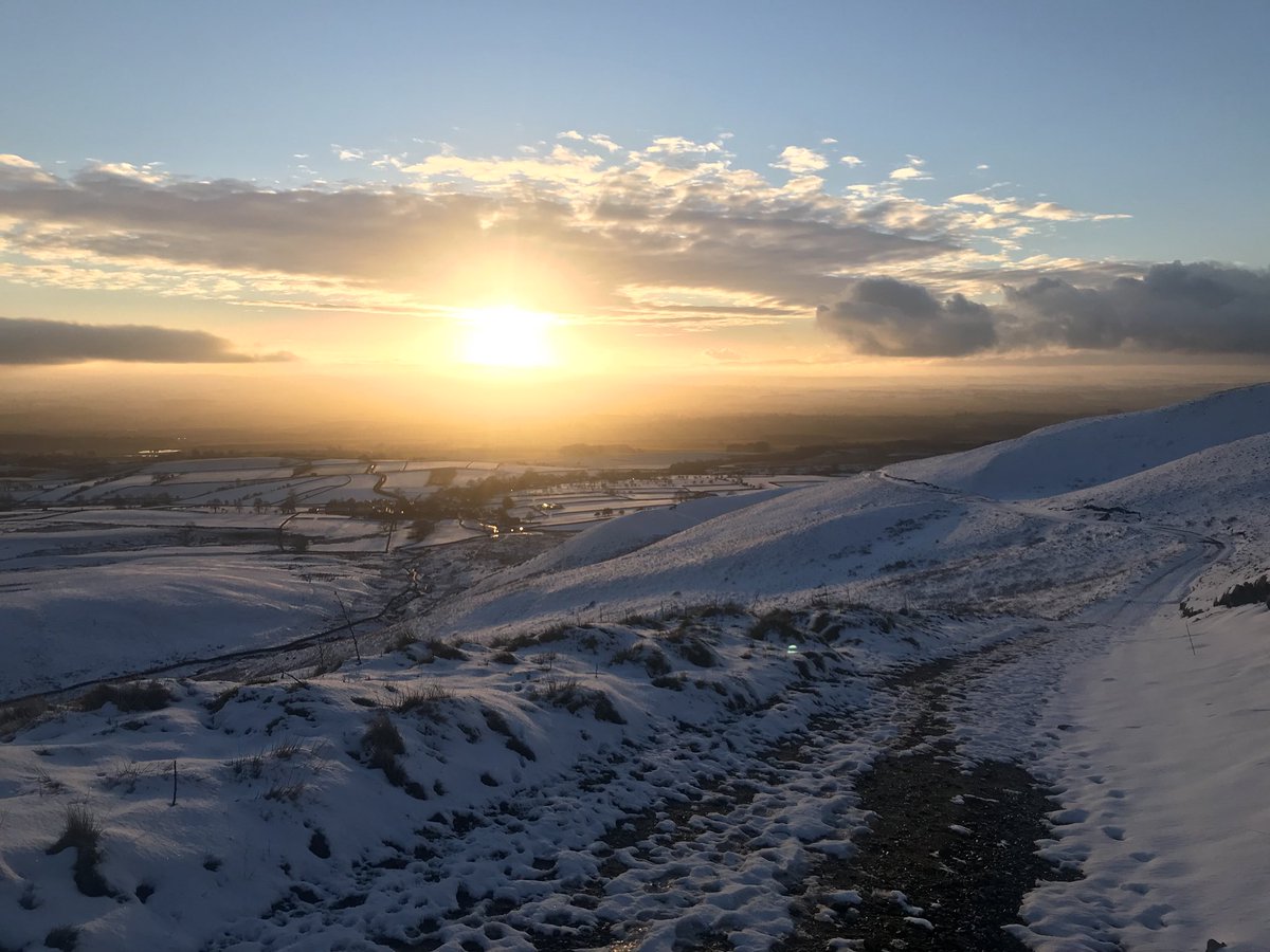 _arcaneblue's tweet image. Stroll up snowy Murton Pike. Take some pictures. Run back down. 👌🏻 #Cumbria #pennines #Landscapes