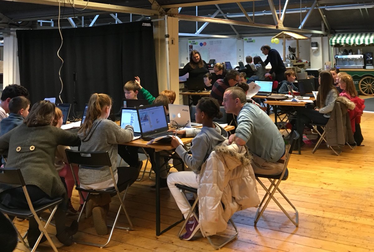 TotoroCoderdojo's tweet image. Busy first day back @coderdojo for 2018. MentorRonan introduces the the new badges...