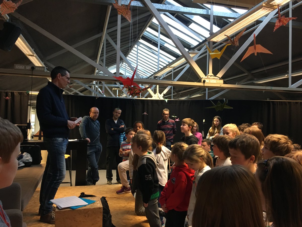TotoroCoderdojo's tweet image. Busy first day back @coderdojo for 2018. MentorRonan introduces the the new badges...