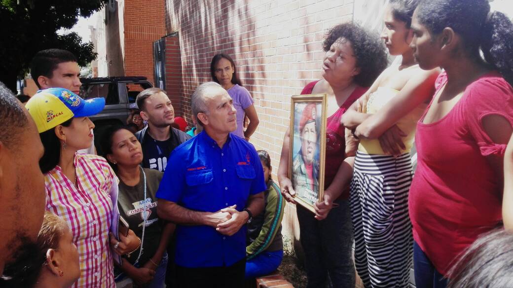 FreddyBernal's tweet photo. Desde el urbanismo las Acacias #ElRecreo informo que estamos atendiendo a los habitamtes de los 124 urbanismos de la #GMVV de Caracas. Pdte @NicolasMaduro siguiendo sus instrucciones estamos protegiendo a casi 800mil familias caraqueñas vulnerables y seguiremos incrementando. https://t.co/pPoGtdpWmk