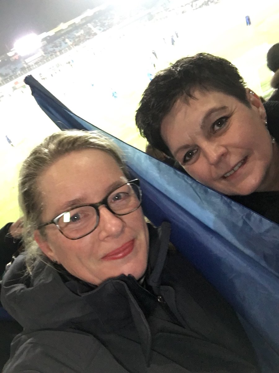 douladorinda's tweet image. Hier zijn we weer! Vandaag met de blauwe vlag! Met @Anna36404963 @PECZwolle vak3 #pecnac #zwonac