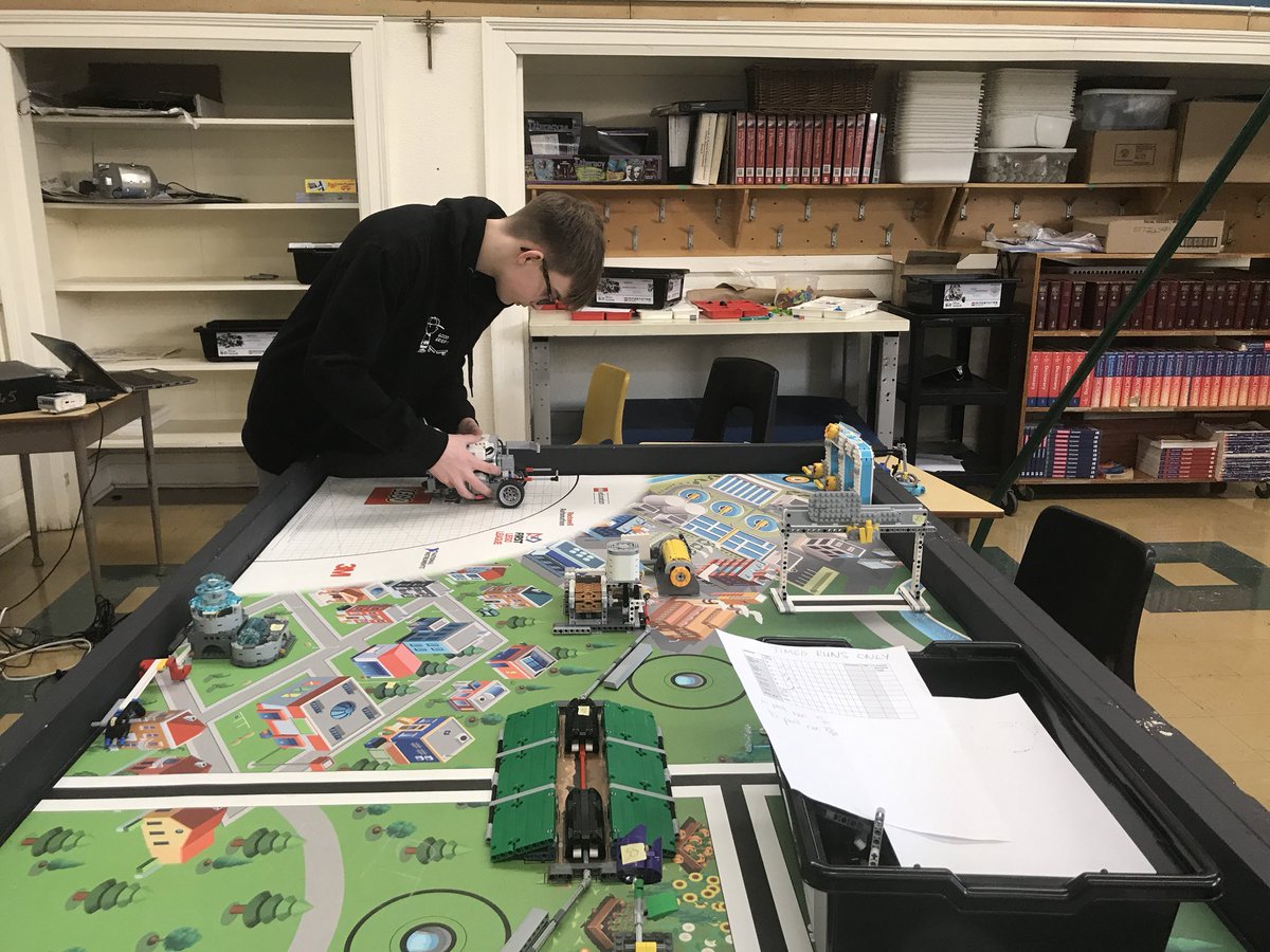 SJB_Robotics's tweet image. Saturday practices to prep for provincials #HWCFLL