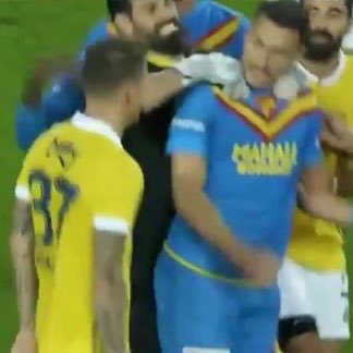 Feghouli itekledi 3 maç ceza aldı..
Volkan adamın gırtlağını sıktı KAÇ MAÇ CEZA ALMALI ?
<a href="/TFF_Org/">TFF</a>