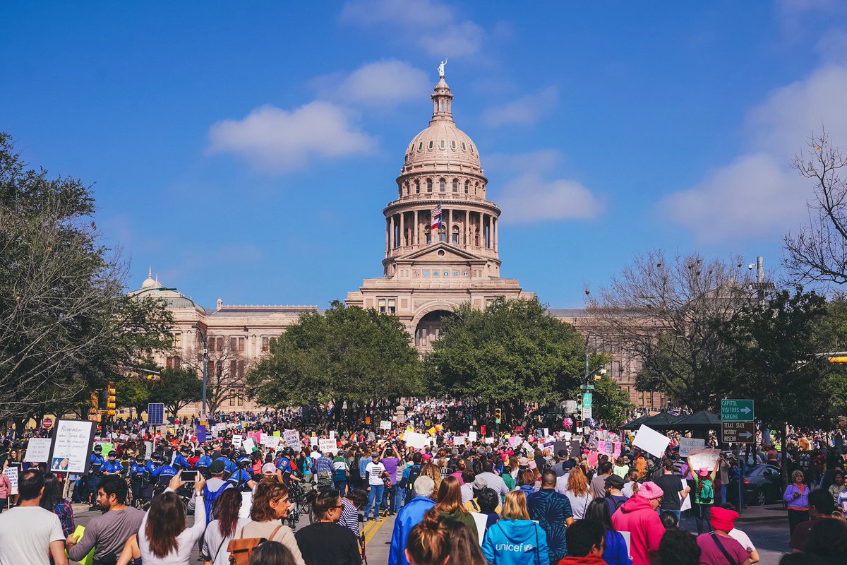 Do512's tweet photo. Thousands of Austinites (including @MayorAdler) marching downtown today at the #WomensMarch2018 | #do512 #Austin 📷 @rohofoto https://t.co/1xwwx2PoB7
