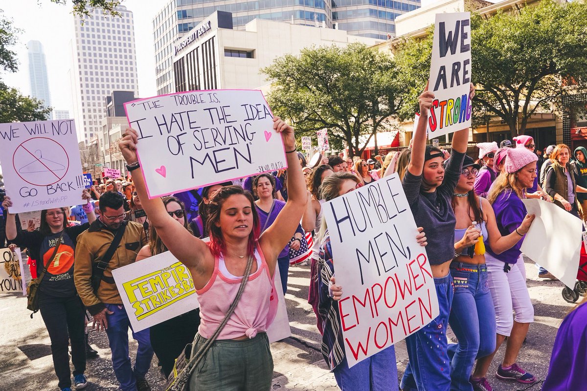 Do512's tweet photo. Thousands of Austinites (including @MayorAdler) marching downtown today at the #WomensMarch2018 | #do512 #Austin 📷 @rohofoto https://t.co/1xwwx2PoB7