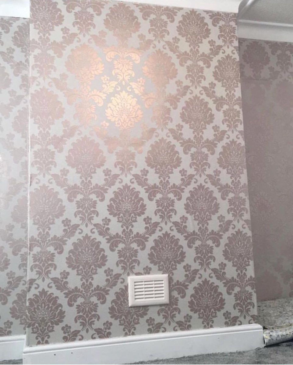 How gorgeous is this finished wall using our Rose Gold Damask 😍 buff.ly/2lHBtkT