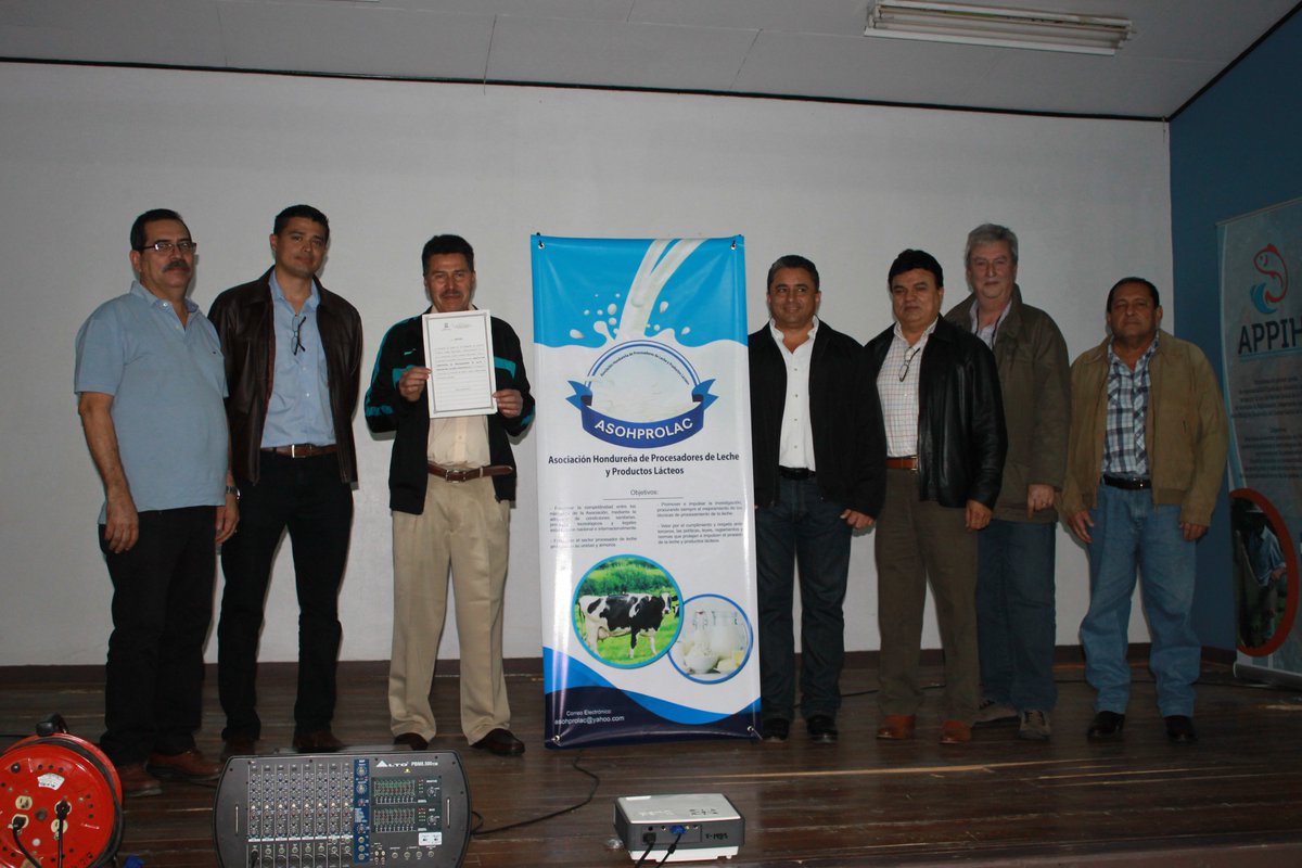 GanaderiaDpcho's tweet photo. Asociaciones de productores de leche y piscícolas reciben personería jurídica. Como gobierno le apostamos a la organización de los productores, para un mayor desarrollo productivo #APPIH #ASOHPROLAC https://t.co/YQyiLarFtp