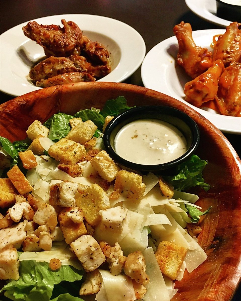 RequestDS's tweet image. Did you know that Atlas Pizza has more than just great pizza? This caesar salad pairs perfectly with their jumbo wings! 😍 #relaxwithrequest